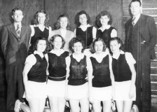 girls-outside-team-with-john-bradshaw-and-willard-freeman-img149