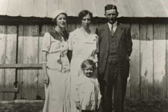 shramm-family-1935-ltor-mildren-schram-dailey-lizzie-cotton-schramm-harry-henton-schramm-front-eunice-schramm-wolford-img794
